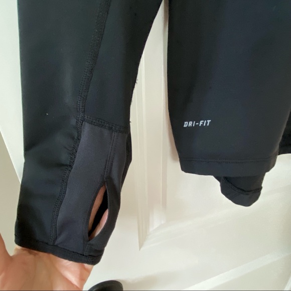 The Nike Sphere Shieldrunner Half Zip Black Pullover Running Top w Thumbholes - Picture 2 of 9